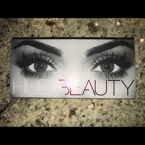 BRAND NEW  Samantha #7 huda beauty fake eyelashes